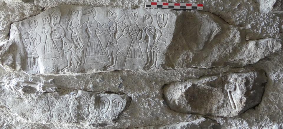 Personnages dat&eacute;s du XIVe si&egrave;cle, oiseaux, t&ecirc;tes stylis&eacute;es et outil (?), grav&eacute;s sur des blocs d&rsquo;une arch&egrave;re de la tour nord-est.