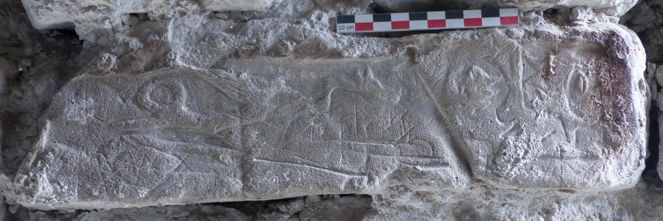 Dragon grav&eacute; sur un bloc d&rsquo;une arch&egrave;re de la tour nord-est, fin du Moyen &Acirc;ge.