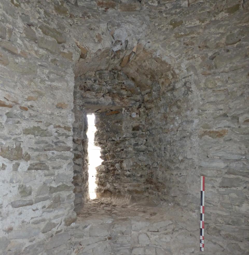 Arch&egrave;re &agrave; niche du niveau m&eacute;dian (ou 2) de la tour sud-est, vue vers le sud-est.