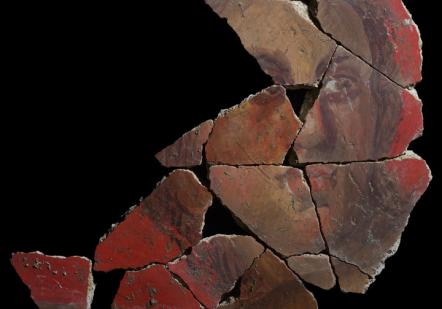 Détail d'un visage provenant d'un décor peint de deuxième style pompéien (Ier s. avant notre ère) découvert sur le site de la Verrerie de Trinquetaille à Arles, 2015.  Ce type de décor est comparable à celui du cubiculum 4 de la villa des Mystères à Pompé