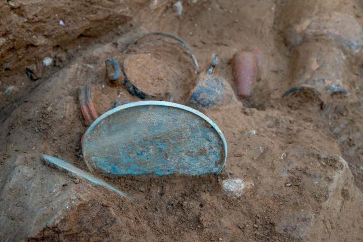 Deux miroirs dans une partie du dépôt funéraire de la tombe étrusque d'Aléria