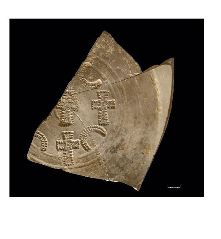 Un fragment de plat en c&eacute;ramique d&eacute;riv&eacute;e de sigill&eacute;e pal&eacute;ochr&eacute;tienne orn&eacute;e de poin&ccedil;ons cruciformes, t&eacute;moignant jusque dans le d&eacute;cor des objets du quotidien de l&rsquo;influence du christianisme. 