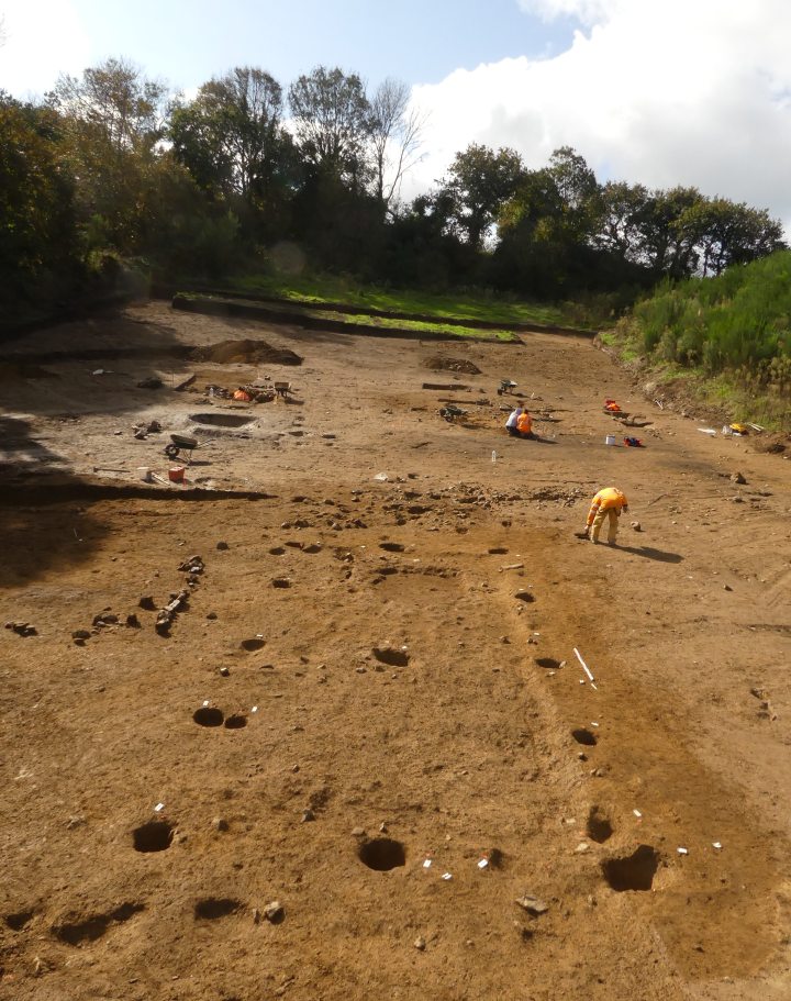 B&acirc;timent antique, vue des fosses de calage de la structure porteuse. L'absence de foyer pourrait indiquer une fonction agricole ou artisanale.