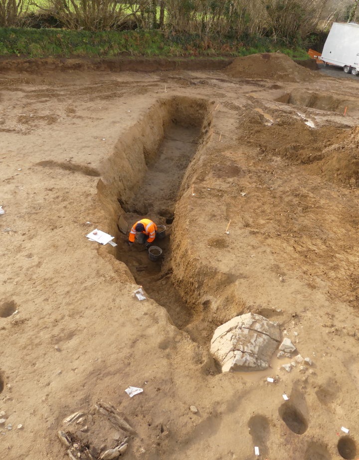 Cave du premier &acirc;ge du Fer, l'acc&egrave;s se fait par un escalier en partie condamn&eacute; par le gros bloc de quartz au premier plan.