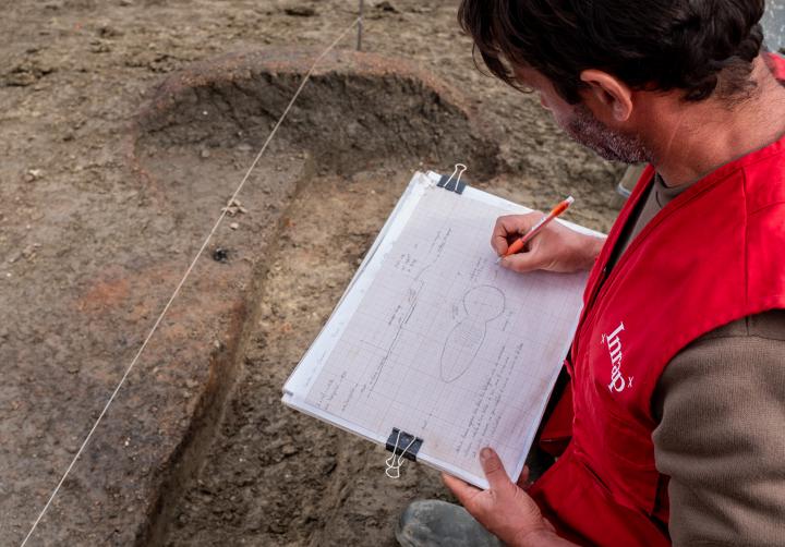 R&eacute;alisation d'un relev&eacute; planim&eacute;trique et dessin en coupe d'un vestige de four datant du Haut Moyen Age (VIIIe-XIIe si&egrave;cles)