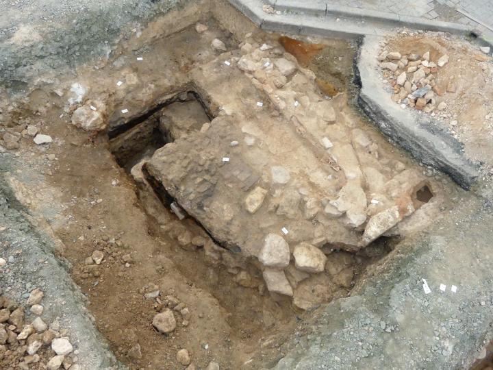 Vestiges de la tour pr&egrave;s de la porte de la petite rive, dont on voit le massif &agrave; droite. L&rsquo;int&eacute;rieur est transform&eacute; apr&egrave;s l&rsquo;installation d&rsquo;une chemin&eacute;e.