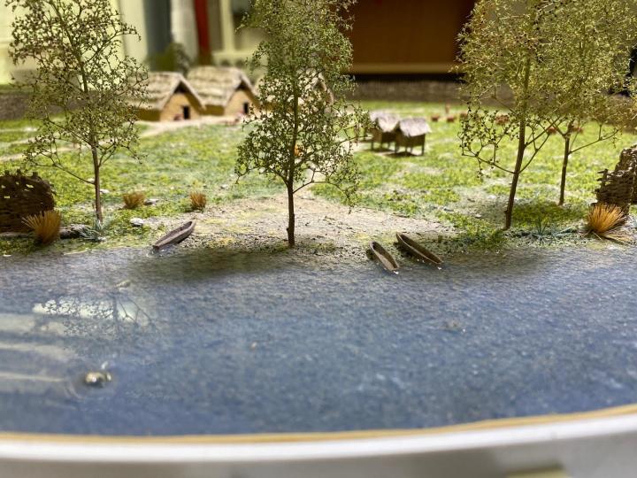 Détail d'une maquette présentant un village-type du Néolithique en France présentée dans l'exposition La Terre en héritage.