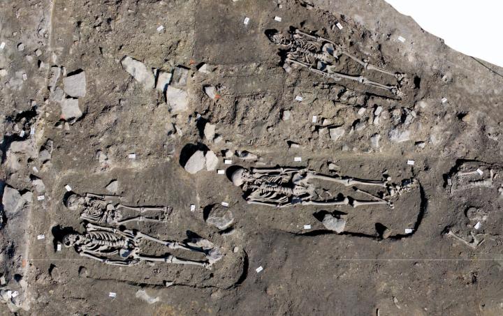 Vue z&eacute;nithale d&rsquo;un secteur du cimeti&egrave;re du XIIe si&egrave;cle