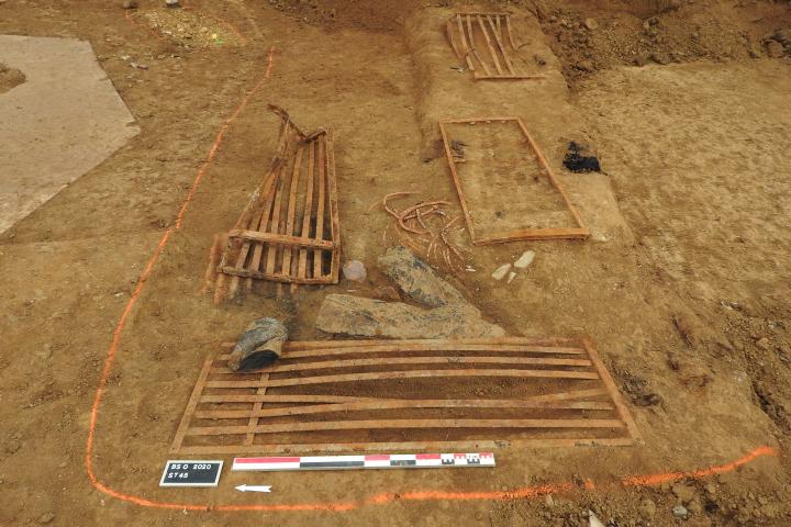 Dans une fosse peu profonde, des restes de sommiers m&eacute;talliques t&eacute;moignent du quotidien de la garnison.