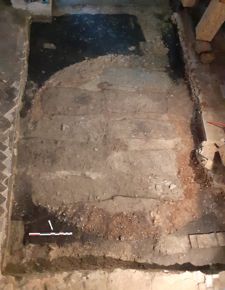 &Eacute;difice &agrave; abside semi-circulaire et fosses s&eacute;pulcrales.