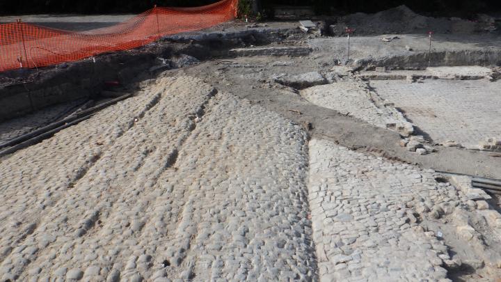 Vue de la voirie pav&eacute;e qui dessert le faubourg depuis la ville dans la premi&egrave;re moiti&eacute; du XVIIe si&egrave;cle.