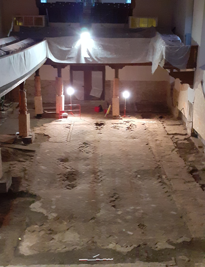 Vue d&rsquo;ensemble du dallage en tomettes de terre cuite, mis au jour &agrave; l&rsquo;issue du d&eacute;capage.