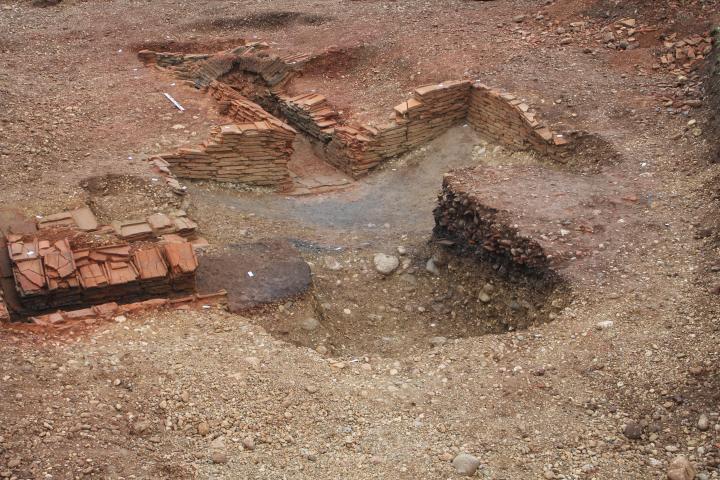Vue g&eacute;n&eacute;rale de la fosse d&rsquo;acc&egrave;s am&eacute;nag&eacute;e et des fours de tuiliers.