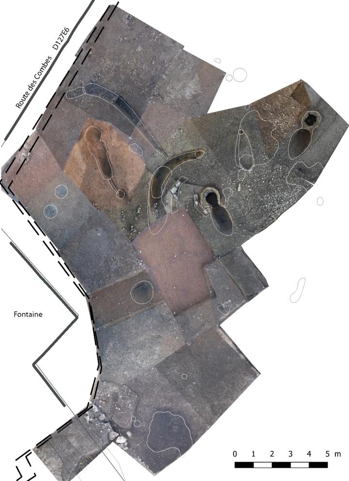 Relevé orthophotographique des structures protohistoriques (entourées d’un liseré blanc) dont trois bas fourneaux reconnaissables à leur forme circulaire 