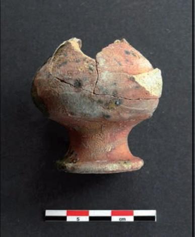 Vase miniature en pâte sableuse francilienne, seconde moitié du XVe siècle