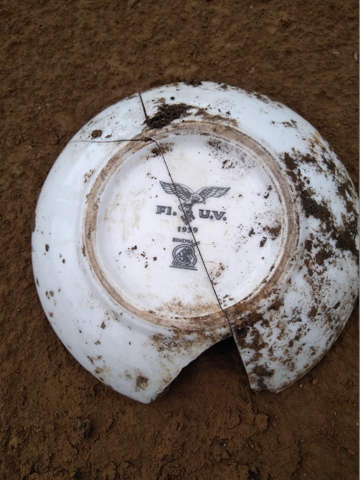 Vaisselle r&eacute;glementaire de l&rsquo;arm&eacute;e allemande estampill&eacute;e avec l&rsquo;aigle caract&eacute;ristique de la Luftwaffe. Ce mobilier confirme l&rsquo;identification de l&rsquo;unit&eacute; pr&eacute;sente sur le site.