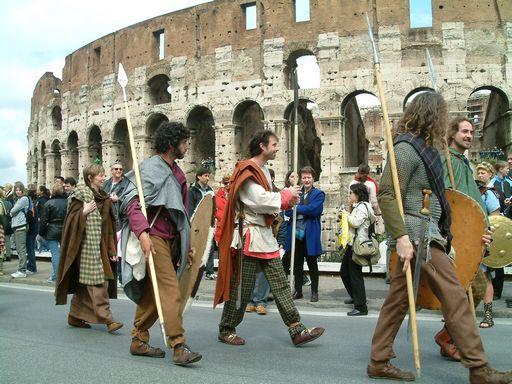 Les Ambiani devant Le Colisée de Rome.© Les Ambiani, 2004