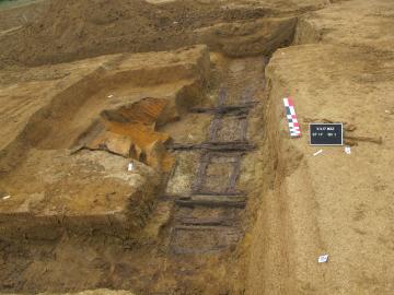 La tranchée principale et un abri (couverture de tôles), cliché : E. Bergot, Inrap