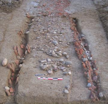 Vue vers l’est du tronçon du chemin antique