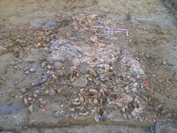 Le radier de tessons US 1018