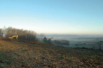 Ouverture d'une tranchée sur le flanc septentrional de la colline