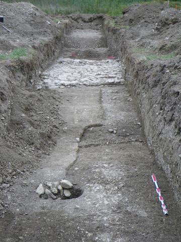 Chaussée antique.  Au premier plan, trou de poteau protohistorique