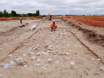 Vue du chantier en cours de fouille.  Le mobilier est en cours de prélèvement.