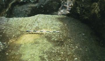 Vue de la surface de la chaussée coupée au nord par une fosse d’époque moderne (partie haute du cliché).