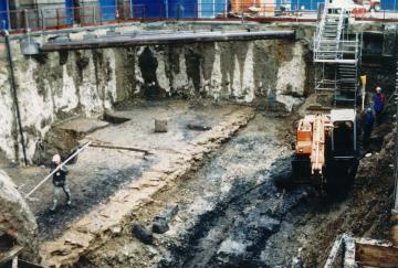 Vue du site en cours de fouille. Le long mur visible sur toute la longueur est celui de la cale. Noter les conditions de fouille techniquement complexes. 