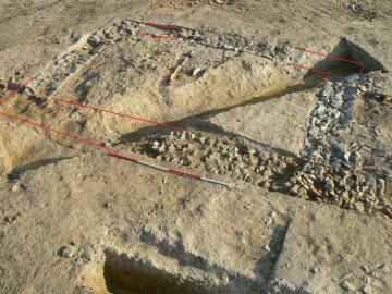 Un espace rectangulaire de 21 m² est élevé, dans un second temps, contre le côté nord de la grange