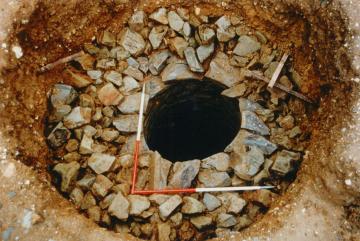 Plusieurs puits à eau ont été mis en évidence et fouillés. 