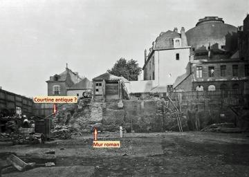 Sur ce cliché des années 1930 pris lors de la réalisation des terrassements pour la construction des Galeries Lafayette, on voit nettement, en coupe, le mur roman. 