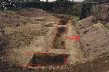 Vue du fossé de l’enclos en grande partie vidé, avec au premier plan son angle sud-est.