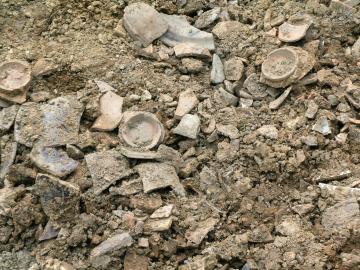 Vue générale du remblai-dépotoir avec les rebuts de production