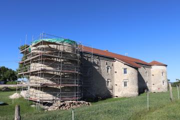 Façades arrières, précédées du fossé. 