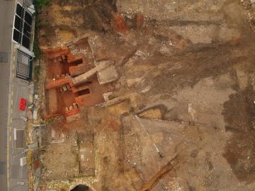 - La vue par drone rend compte des zones détruites (en jaune). Les fours sont en bas du cliché et le grand atelier de la filature est en haut à gauche. 