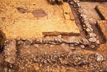 Vestiges d’un bâtiment à l’architecture de terre