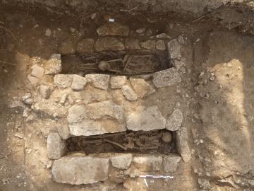 Uzès, La Perrine - Deux tombes destinées à des sujets adultes.   