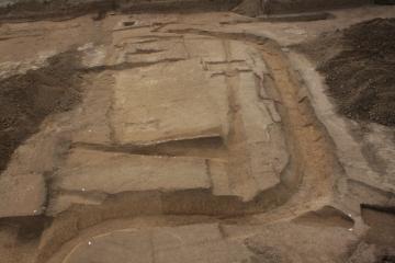 Vue générale, prise du nord, de l'enclos funéraire du début du second âge du Fer et du fossé parcellaire du Ier siècle avant notre ère en cours de fouille.  Saint-Pierre Nord et Sud, Lattes (Hérault), 2013. © Bruno Coelho de Carvalho, Inrap.