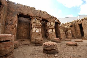  Vue rapprochée vers le nord-ouest des cheminées de l’hypocauste 2131, salle 7