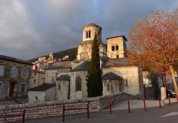 Chevet de l’abbatiale Sainte-Marie en contrebas du bourg castral de Cruas.