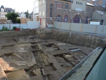 Vue, depuis le sud, du site en cours de fouille