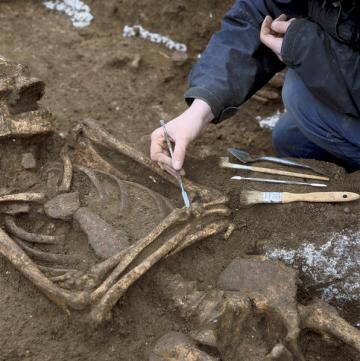 Fouille d’une sépulture de la nécropole des Mastraits, Noisy-le-Grand