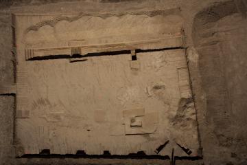 Vue aérienne du décapage et des sondages profonds sur le site de Courconne. Le chemin, l'enclos et la tombe apparaissent nettement dans le bas du cliché. (Le nord est en haut à droite. Les 5 points marqués en orange sur la photo sont des repères topographiques pour le référencement géographique des photos aériennes). Courconne, Mauguio (Hérault), 2013. © Archéodrone, Inrap