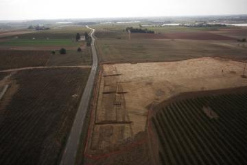 Décapage du tronçon de voie antique dans le secteur de Doulouzargues.  Doulouzargues, Codognan (Gard), 2013. © Drone Concept, Inrap