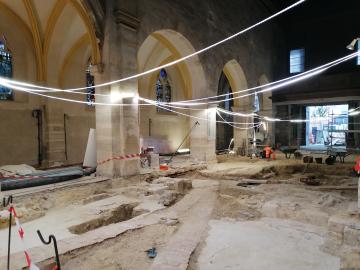 Vue générale du chantier de fouilles de l'église de Sceaux.