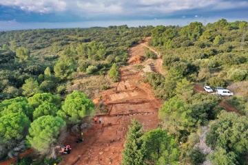 Photographie aérienne des recherches archéologiques menées sur la Voie Domitienne. 