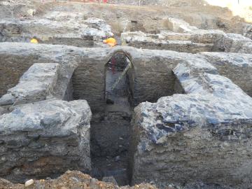 Accès à la cave centrale du logis de Bellebranche depuis les berges de la Maine et le port du Rideau remblayé en 1865. Dans le prolongement, l’accès voûté à la cave arrière.