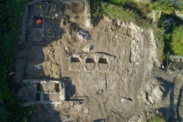 Vue aérienne de la partie sud-ouest de la fouille (tannerie XIVe-XVIIIe siècle)
