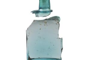 Vire - Fragments d’une bouteille en verre gallo-romaine. 